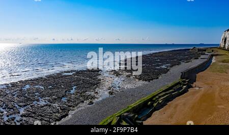 Vista aerea dall'ex MOD, Rifle Range, sotto le scogliere di Kingsdown, guardando verso la Francia Foto Stock