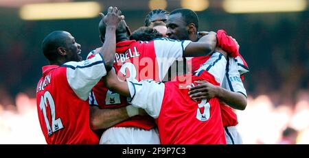 FA CUP FINALE ARSENAL CHELSEA 4/5/2002 ARSENAL DOPO AVER VINTO LA FOTO DAVID ASHDOWN.FA CUP Foto Stock