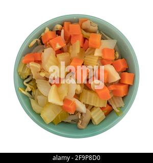 Vista dall'alto di una ciotola piena di verdure fritte isolate su sfondo bianco. Foto Stock