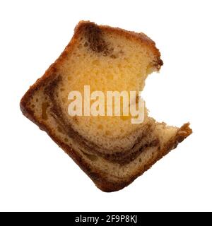 Fetta di una torta di Pound di marmo di cannella appena sfornata con un boccone mancante isolato su sfondo bianco. Foto Stock