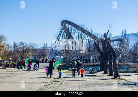 vista della gabbia gigante per gli uccelli carnivori nello zoo di sofia in bulgaria. Foto Stock