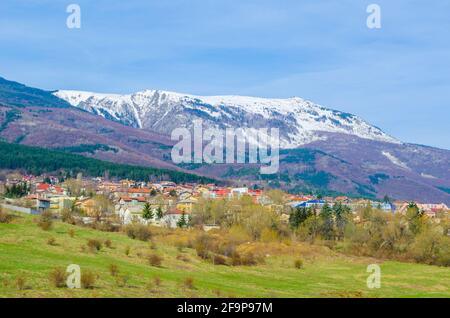 vista aerea della capitale bulgara sofia, presa dalla cima della montagna vitosha, che è un ottimo punto per gli escursionisti durante l'estate e gli sciatori durante l'inverno. Foto Stock