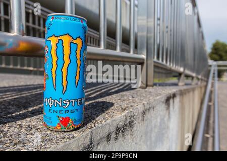 Mango Loco Flavour Monster Energy drink, all'aperto. Foto Stock