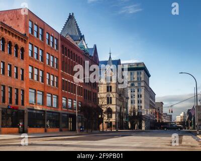 Syracuse, New York, Stati Uniti. 17 aprile 2021. Ammira South Salina Street nel centro di Syracuse, New York, in un tranquillo weekend mattutino Foto Stock