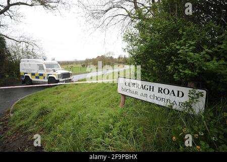 I veicoli PSNI bloccano una strada durante un'operazione di sicurezza che è in corso da lunedì sulla Ballyquin Road dopo che un dispositivo esplosivo vitale è stato trovato vicino alla casa, in un'area rurale vicino a Dungen, di un membro del servizio di polizia dell'Irlanda del Nord in Co Londonderry. Data immagine: Martedì 20 aprile 2021. Foto Stock