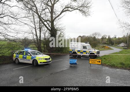 I veicoli PSNI bloccano una strada durante un'operazione di sicurezza che è in corso da lunedì sulla Ballyquin Road dopo che un dispositivo esplosivo vitale è stato trovato vicino alla casa, in un'area rurale vicino a Dungen, di un membro del servizio di polizia dell'Irlanda del Nord in Co Londonderry. Data immagine: Martedì 20 aprile 2021. Foto Stock