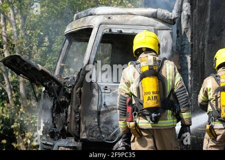 Hereford, Herefordshire Regno Unito - Martedì 20 aprile 2021 - i vigili del fuoco spengono un camion di consegna del latte che ha preso fuoco sulla collina occupata di Aylestone nel nord della città di Hereford oggi all'ora di pranzo. Il camion del latte appartiene al locale Bartonsham Farm Dairy di Hereford. Photo Steven May / Alamy Live News Foto Stock