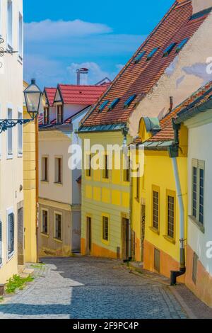 Vista su una strada stretta nel centro storico di Bratislava, Slovacchia Foto Stock