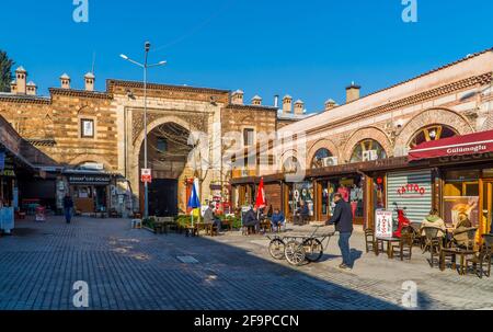 Bursa, Turchia - 5 marzo 2021 - un uomo che spinge un carrello all'interno del patrimonio mondiale dell'UNESCO Grand Bazaar ottomano di Bursa, Turchia Foto Stock