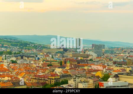 vista aerea della capitale slovacca bratislava durante il tramonto Foto Stock