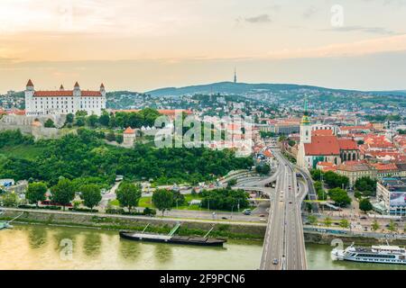 Vista panoramica di Bratislava con il Castello, la cattedrale di San Martino e la città vecchia al tramonto Foto Stock