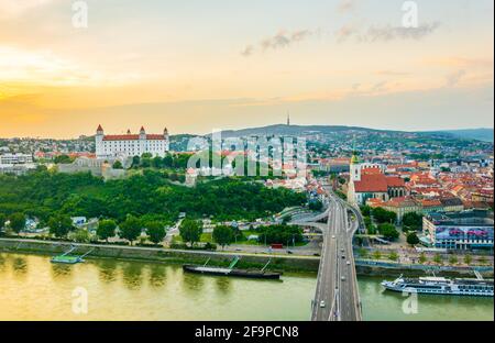 Vista panoramica di Bratislava con il Castello, la cattedrale di San Martino e la città vecchia al tramonto Foto Stock