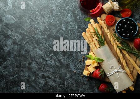 Grissini, spuntini e vino su sfondo nero fumé Foto Stock
