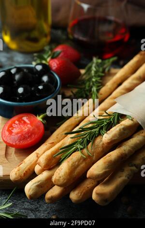 Grissini, spuntini e vino su sfondo nero fumé Foto Stock