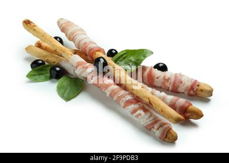 Grissini con pancetta, olive e basilico isolati su sfondo bianco Foto Stock