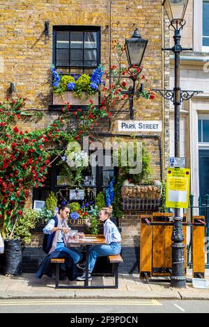 Coppia che mangia e beve all'aperto al pub Two Brewers di Windsor, Berkshire, Regno Unito Foto Stock