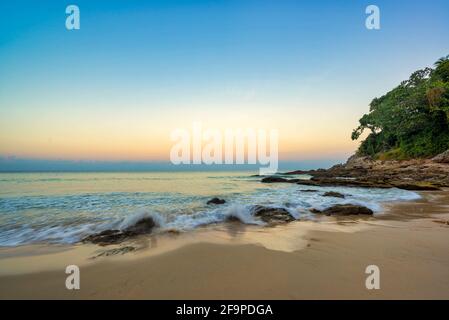 Surin Beach al tramonto in Isola di Phuket Thailandia Foto Stock