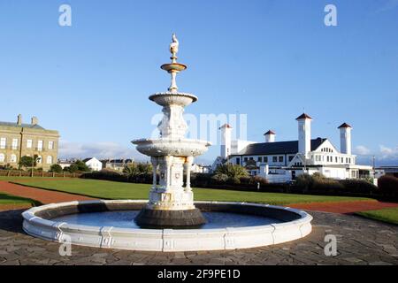 Il Pavilion, Ayr, Ayrshire, Scozia, Regno Unito. Ayr Pavilion (in seguito Hanger 13) è un ex locale musicale e una sala polifunzionale ad Ayr, Scozia, situata su Ayr's Low Green. A partire dal 2020, viene utilizzato come "Pirate Pete's Family Entertainment Center". Ayr Pavilion fu costruito nel 1911 su progetto dell'architetto James Kennedy Hunter Foto Stock