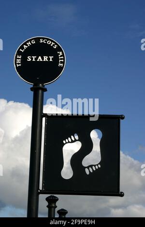 The Lang Scot's Mile, Ayr, Ayrshire, Scozia, Regno Unito. Il Lang Scots Mile Walk è stato creato nel 2002 sul lungomare di Ayr per commemorare i legami storici della città con Burns e per incoraggiare un esercizio sano. Si è stimato che un uomo o una donna in pietra del 10 che camminava Lang Scots Mile bruciava 115 calorie e una persona in pietra del 16, 184 calorie. Foto Stock