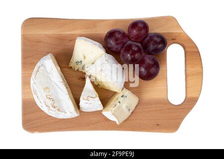 ancora vita di brie o camembert formaggio e uve rosse su tavola di legno isolato su sfondo bianco, vista dall'alto Foto Stock