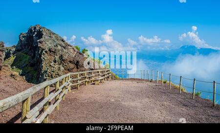 ampio sentiero che conduce sulla cima del vesuvio vulcano vicino a napoli italiana e offre una splendida vista vulcani interni e dintorni Foto Stock