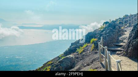 ampio sentiero che conduce sulla cima del vesuvio vulcano vicino a napoli italiana e offre una splendida vista vulcani interni e dintorni Foto Stock