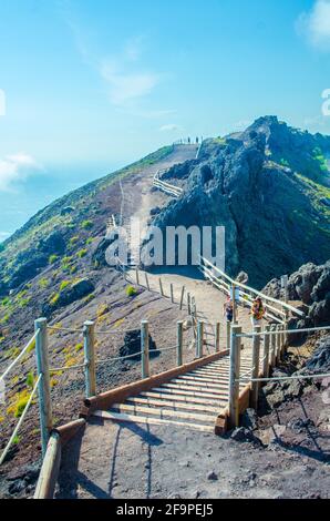 ampio sentiero che conduce sulla cima del vesuvio vulcano vicino a napoli italiana e offre una splendida vista vulcani interni e dintorni Foto Stock