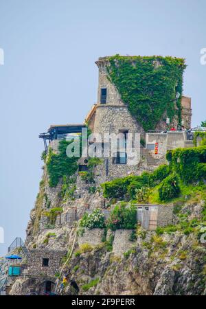 veduta del paese di atrani in italia situato sulla costiera amalfitana, famosa per la sua piccola spiaggia. Foto Stock