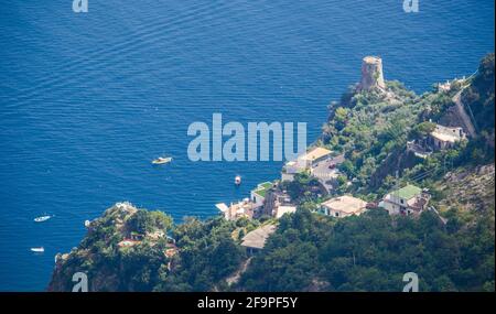il famoso sentiero escursionistico sentiero degli dei conduce sulla cima della costiera amalfitana in italia e ad eccezione della natura incontaminata i visitatori possono anche vedere le città di positano Foto Stock