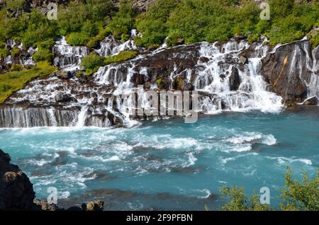 Vista mozzafiato di una serie di cascate schiumose formate da Hraunfossar Da rivuleti in Islanda Foto Stock