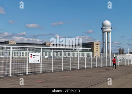 Corona Impfzentrum a Tempelhof, Tempelhofer Feld, Flughafen Tempelhof, Berlino Foto Stock