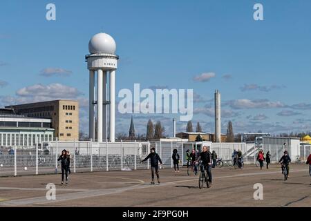 Corona Impfzentrum a Tempelhof, Tempelhofer Feld, Flughafen Tempelhof, Berlino Foto Stock