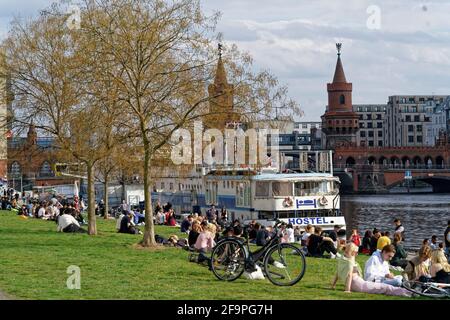 Frühling a Berlino , Spreeufer bei der East Side Gallery , Promenade, Hostel Boat, Oberbaumbrücke, Foto Stock