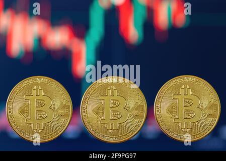 Bitcoin, nuovo concetto di denaro virtuale. Monete d'oro con grafico a  bastone di candela e sfondo digitale. Moneta d'oro con l'icona lettera B.  mining o blocco Foto stock - Alamy