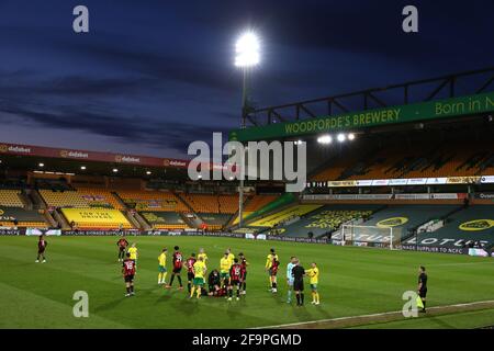 I giocatori di Norwich City si contendono dopo che Dimitris Giannoulis di Norwich City riceve un cartellino rosso per un fallo su ben Pearson di AFC Bournemouth - Norwich City contro AFC Bournemouth, Sky Bet Championship, Carrow Road, Norwich, Regno Unito - 17 aprile 2021 solo uso editoriale - si applicano restrizioni DataCo Foto Stock