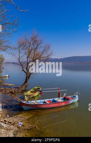 Gölyazi, Turchia - 5 marzo 2021 - imbarcazioni da pesca sul lago Uluabat a Gölyazi, nella provincia di Bursa, Turchia Foto Stock