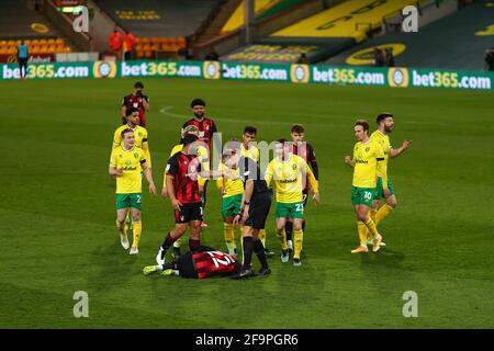 Ben Pearson di AFC Bournemouth è visto dopo una sfida da Dimitris Giannoulis di Norwich City con risultato in una carta rossa - Norwich City contro AFC Bournemouth, Sky Bet Championship, Carrow Road, Norwich, UK - 17 aprile 2021 solo per uso editoriale - si applicano le restrizioni DataCo Foto Stock