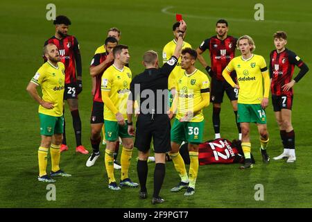 Dimitris Giannoulis di Norwich City riceve un cartellino rosso per uno stampo su ben Pearson di AFC Bournemouth - Norwich City contro AFC Bournemouth, Sky Bet Championship, Carrow Road, Norwich, UK - 17 aprile 2021 solo per uso editoriale - sono previste restrizioni DataCo Foto Stock