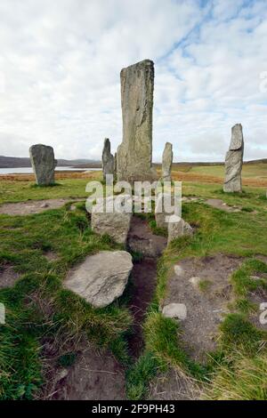 Pietre preistoriche neolitiche tursachesi a Callanish, Isola di Lewis, Scozia. Aka Callanish I. il monolito centrale e il cist sepolcrale della tomba chambered Foto Stock