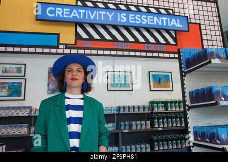 Londra, UK, 20 aprile 2021: Designer Camille Walala nel negozio pop-up del Design Museum che è stato trasformato in un supermercato artistico con il messaggio 'la creatività è essenziale'. Per 5 giorni solo dal 21 aprile i clienti possono acquistare prodotti essenziali come tè, pasta, loo roll e gin Bombay Sapphire con confezioni speciali progettate da artisti diversi. Rachel Royse/Alamy Live News Foto Stock