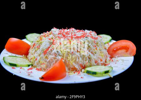 Deliziosa insalata di patate schiacciate. Insalata servita in ristoranti spagnoli e marocchini. Cibo vegetariano. Sfondo nero. Foto Stock