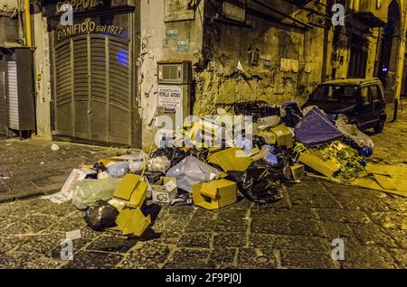 vista su un mucchio di rifiuti situato all'interno della città italiana napoli - napoli. Foto Stock