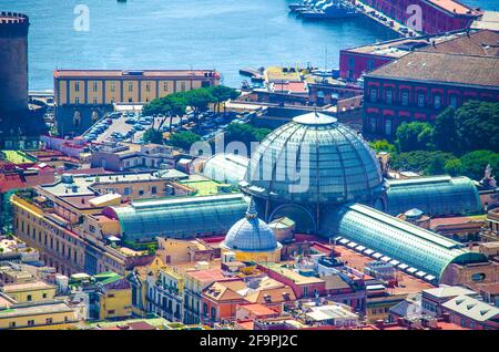 Veduta aerea della galleria di umberto i nella città italiana napoli - napoli. Foto Stock