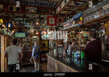 14.07.2019, Belfast, Irlanda del Nord, Regno Unito - Duke of York, pub irlandese con status di culto nel centro della città, frequentato principalmente da cattolici An Foto Stock