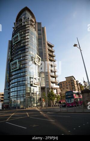 14.07.2019, Belfast, Irlanda del Nord, Regno Unito - l'ufficio DELLA BARCA e l'edificio degli appartamenti in Piazza Queen vicino al porto. 00A190714D746CAROEX. Foto Stock