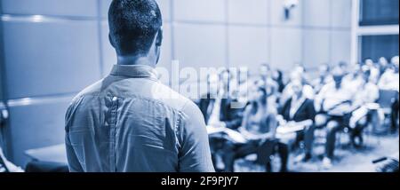 Relatore che dà un colloquio alla conferenza e presentazione di affari. Foto Stock