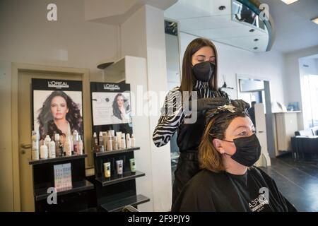 02.03.2021, Brema, Brema, Germania - apertura di saloni per capelli dopo la seconda ondata corona, parrucchiere sbiancante. 00A210302D093CAROEX.JPG [VERSIONE DEL MODELLO: Foto Stock