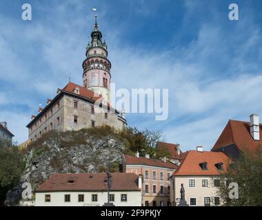 20.10.2020, Cesky Krumlov, , Repubblica Ceca - il Castello di Krumlov con la torre del castello e le facciate della Città Vecchia sotto. 0CE201020D017CAROEX.JPG [MOD Foto Stock