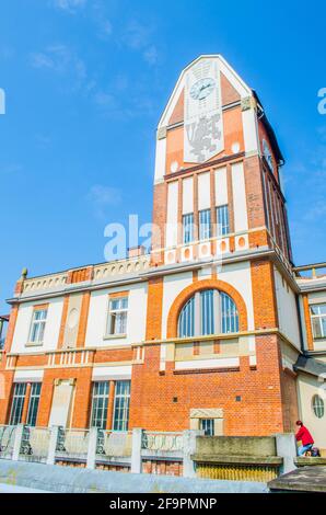 vecchia centrale idroelettrica situata sul fiume elba (labe) nella città ceca hradec kralove. Foto Stock