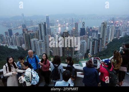 08.12.2018, Hong Kong, Hong Kong, Cina - le persone che godono la vista della città da Victoria Peak. 00S181208D607CAROEX.JPG [VERSIONE DEL MODELLO: NO, PROPERTT Foto Stock